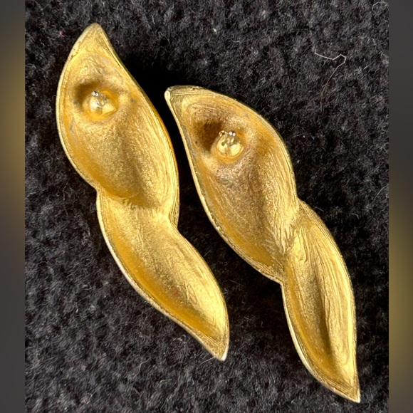 Gold Tone Spiral Shell Pierced Earrings Twisted Rope Elegant Dangle - Picture 2 of 3